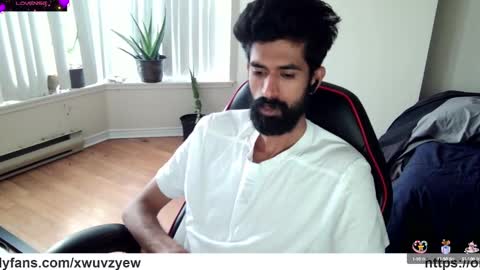 Snapshot of xwuvzyew chatting on 01-11-25, 08:10 x online show from 01-11-25, 08:10