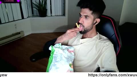 Snapshot of xwuvzyew chatting on 01-19-25, 01:53 x online show from 01-19-25, 01:53