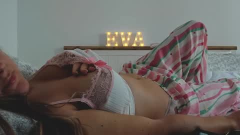 Snapshot of xxevadreamxx chatting on 11-06-25, 06:36 Eva online show from 11-06-25, 06:36