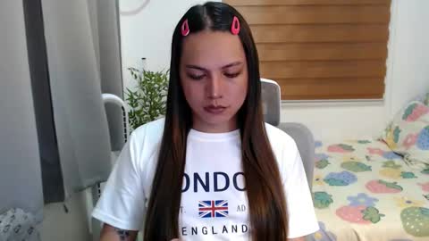 Snapshot of xxjulielovesyouxx chatting on 01-12-26, 12:43 July online show from 01-12-26, 12:43