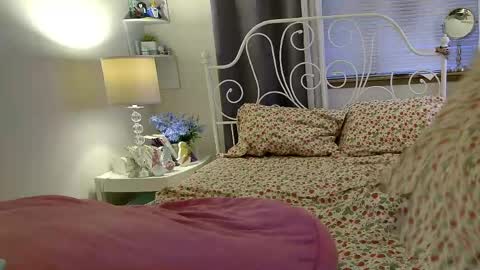 Strawberry Jane online show from 04-10-26, 02:50