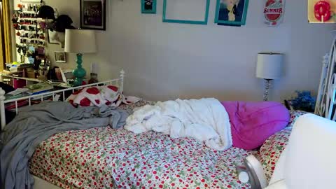 Strawberry Jane online show from 05-19-26, 03:24