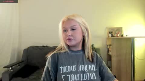 Snapshot of xxviktoryqueenxx chatting on 10-23-25, 10:30 Vi online show from 10-23-25, 10:30