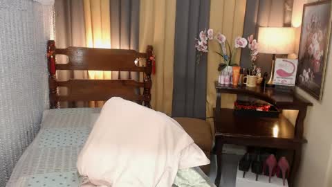 QUEENCY online show from 04-12-26, 07:02