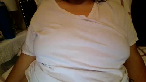 Snapshot of xxxmooui chatting on 04-17-26, 04:04 Elle online show from 04-17-26, 04:04