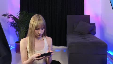 Snapshot of xxxvandersexxx chatting on 12-28-24, 07:11 July and Fer online show from 12-28-24, 07:11