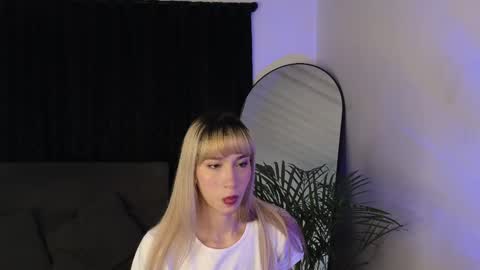 Snapshot of xxxvandersexxx chatting on 09-28-25, 08:20 July and Fer online show from 09-28-25, 08:20