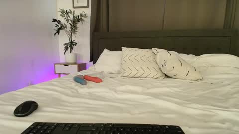 Lil Luna online show from 01-12-25, 06:27