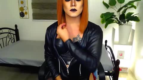 Snapshot of xyournightmarequeenx chatting on 05-11-26, 02:45 QueenMarina online show from 05-11-26, 02:45