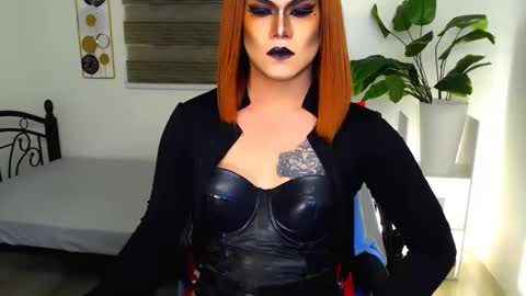 Snapshot of xyournightmarequeenx chatting on 05-17-26, 06:33 QueenMarina online show from 05-17-26, 06:33