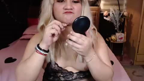 Snapshot of xyourtastyprincess chatting on 01-11-26, 04:17 Angela online show from 01-11-26, 04:17