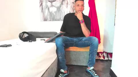 Snapshot of y0ung_master_ chatting on 11-28-25, 01:52 Sr. Y0ung Master online show from 11-28-25, 01:52