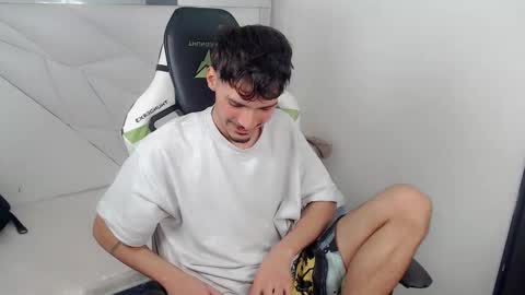 Snapshot of yankeee_ chatting on 11-26-25, 04:24 DANILO online show from 11-26-25, 04:24