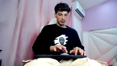 Snapshot of yankeee_ chatting on 12-14-25, 04:40 DANILO online show from 12-14-25, 04:40