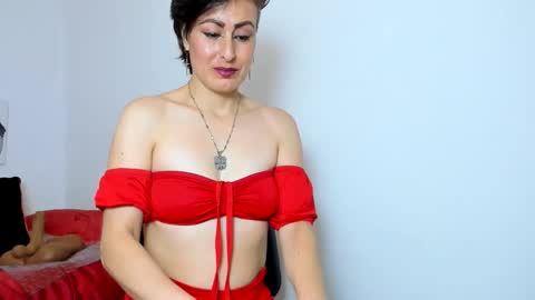 Snapshot of yasmin_goldenst chatting on 10-15-25, 01:22 Yasemin online show from 10-15-25, 01:22