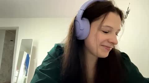Snapshot of yasminhovis chatting on 06-16-26, 11:57 Aurora online show from 06-16-26, 11:57