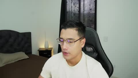 Snapshot of yeico837992 chatting on 12-21-25, 04:47 YEICO LEVIT online show from 12-21-25, 04:47