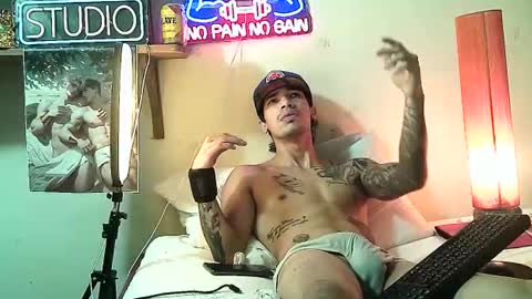 Snapshot of yeisoncastellanos1999 chatting on 02-06-26, 04:21 yeisoncastellanos1999 online show from 02-06-26, 04:21