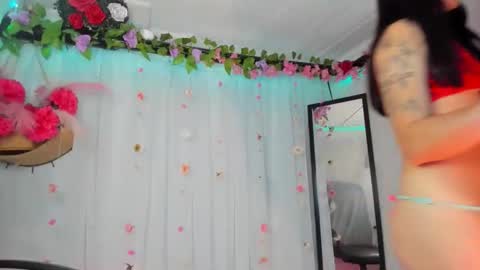 Snapshot of yelina_mh chatting on 12-19-25, 01:56 YELINA online show from 12-19-25, 01:56