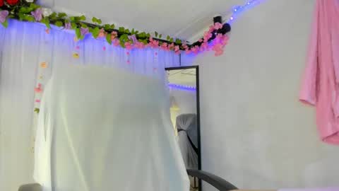 Snapshot of yelina_mh chatting on 02-14-26, 09:22 YELINA online show from 02-14-26, 09:22