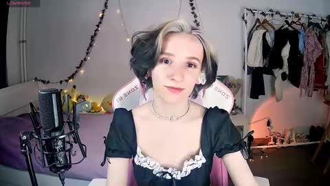 Snapshot of yellow_songbird chatting on 03-02-25, 05:47 Liya online show from 03-02-25, 05:47