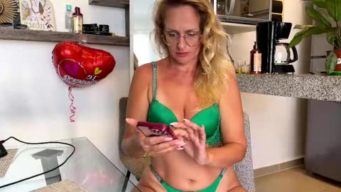Snapshot of yes_mommy_zlata chatting on 03-01-25, 10:42 Zlata online show from 03-01-25, 10:42
