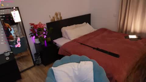 Kiki online show from 10-06-25, 08:12