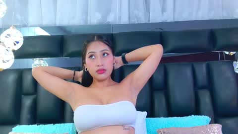 Snapshot of yesyhills chatting on 09-14-25, 07:13 Yesy online show from 09-14-25, 07:13