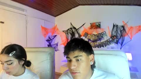 Snapshot of yiing_and_yang chatting on 10-17-25, 09:17 Yiing and yang online show from 10-17-25, 09:17