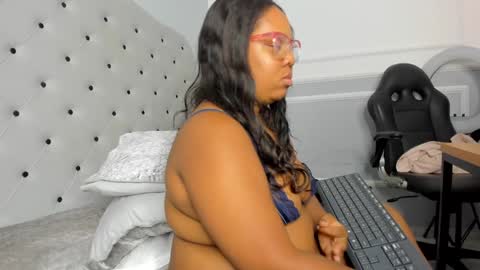 roxie reyes  online show from 01-31-25, 06:46