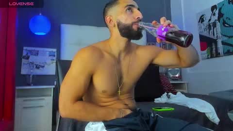 Yiyo online show from 11-28-25, 04:26