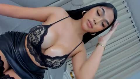 ylonagrae online show from 10-24-25, 04:58