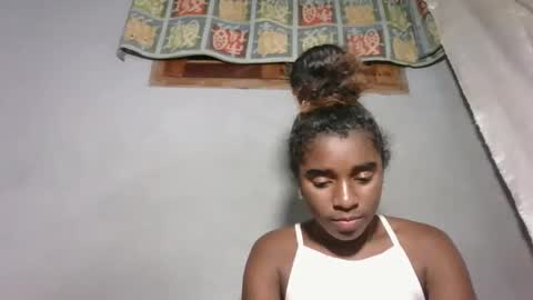 yolandrina05 online show from 10-30-25, 09:04