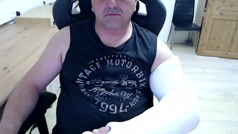 yoschi1976 online show from 04-03-26, 06:22