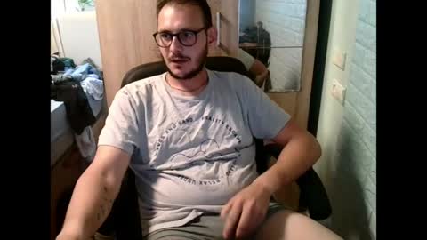 Snapshot of younromki chatting on 06-08-26, 03:01 A... online show from 06-08-26, 03:01