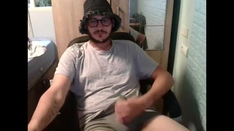 Snapshot of younromki chatting on 06-18-26, 07:19 A... online show from 06-18-26, 07:19