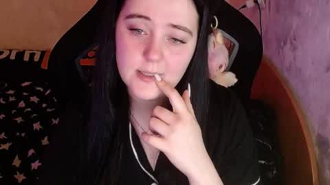 Snapshot of your_8a8y chatting on 12-18-25, 12:33 your_8a8y online show from 12-18-25, 12:33