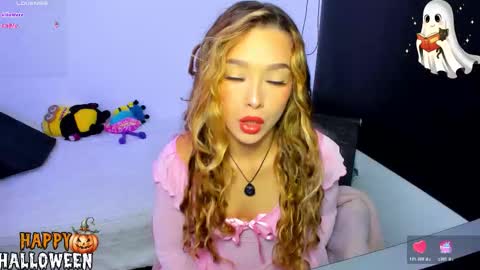 Snapshot of your_little_ chatting on 10-31-25, 11:00 your_little_ online show from 10-31-25, 11:00