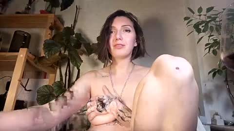 Snapshot of your_little_mom chatting on 01-09-25, 08:44 Viky online show from 01-09-25, 08:44