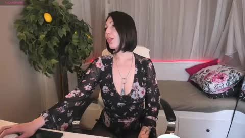 Snapshot of your_little_mom chatting on 03-05-25, 03:51 Viky online show from 03-05-25, 03:51