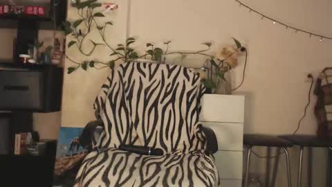 Snapshot of your_little_mom chatting on 12-17-25, 12:11 Viky online show from 12-17-25, 12:11