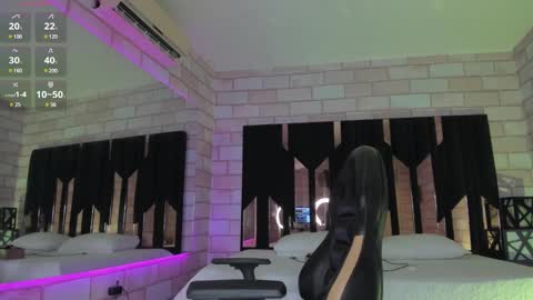Snapshot of your_naughtyangel chatting on 01-06-25, 09:43 Evelin online show from 01-06-25, 09:43