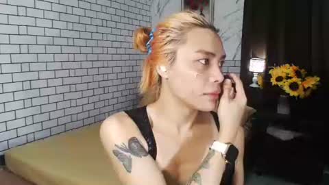 Snapshot of yourasianbigcock chatting on 09-19-25, 12:17 LEXI online show from 09-19-25, 12:17