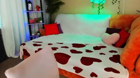 Snapshot of yourlovelystoryy chatting on 06-15-26, 12:40 Vetta online show from 06-15-26, 12:40