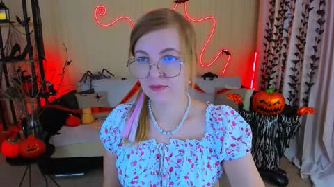 Snapshot of youruniverser chatting on 10-25-25, 09:17 Alice online show from 10-25-25, 09:17