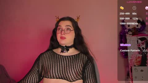 Snapshot of ysabell_viveris chatting on 12-23-24, 05:28 Ysabell online show from 12-23-24, 05:28