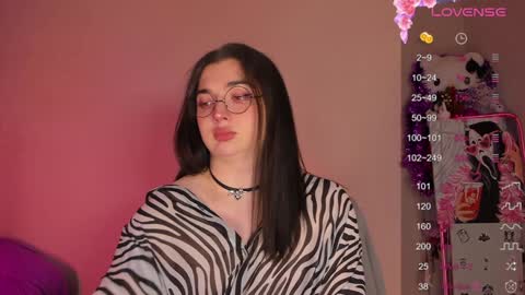 Snapshot of ysabell_viveris chatting on 01-08-25, 06:52 Ysabell online show from 01-08-25, 06:52