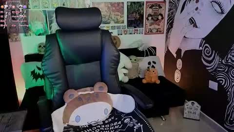    rawr   Anne Independent model      online show from 10-19-25, 12:44