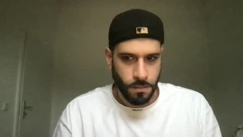 Snapshot of yul53 chatting on 12-17-25, 09:04 yul53 online show from 12-17-25, 09:04