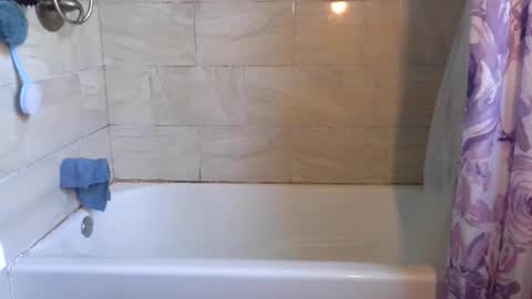 Snapshot of yumiepussyy chatting on 06-12-26, 01:32 Payton kelly online show from 06-12-26, 01:32